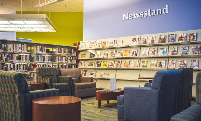 foto de newsstand en la biblioteca de Queen Creek